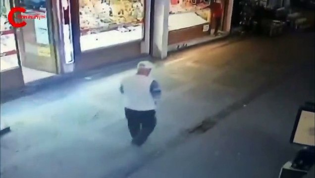 Sosyal medya bu görüntüyü konuşuyor: Yerde bulduğu maskeyi taktı