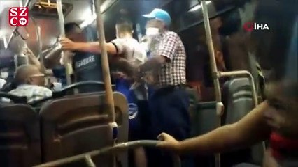 Video herunterladen: Minibüste yaşlıların maske kavgasında yumruklar konuştu