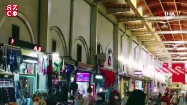 Yere atılan maskeyi alıp yüzüne taktı