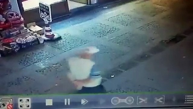 Yerde bulduğu maskeyi yüzüne taktı