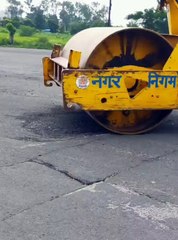 भारी बारिश की वजह से खस्ताहाल सड़कों को अब दुरुस्त करवा रहा निगम