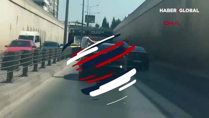 Trafikte akılalmaz oyun! Otomobilin camından çıkıp 'taş, kağıt, makas' oynadılar