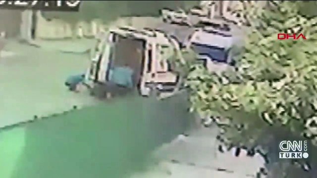 Ambulans şoförü silahlı saldırıya uğradı | Video