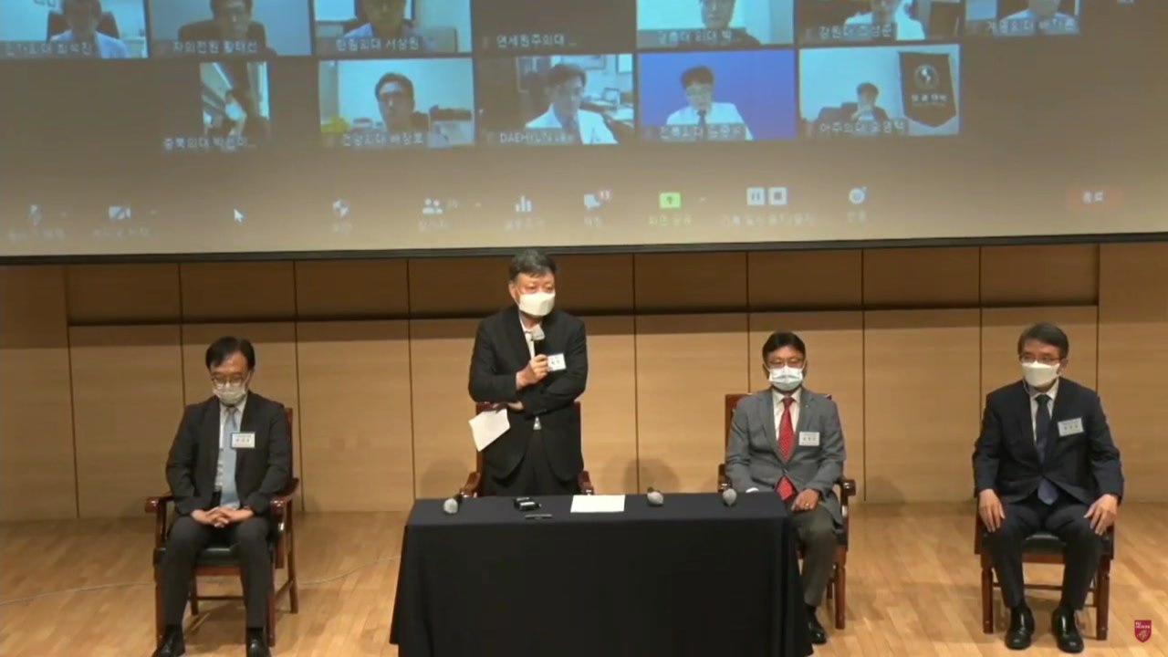의대학장·원장들 "코로나19 상황 악화...의사 시험 2주 연기해야" / YTN