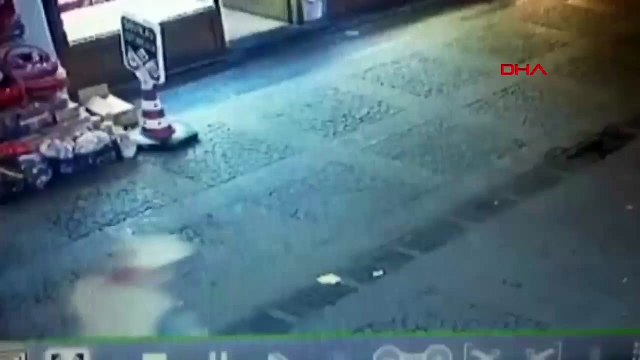 Son dakika... Yerde gördüğü maskeyi alıp yüzüne | Video