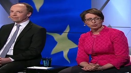 Jussi Halla aho servaa Sari Essayahin