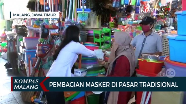 Pembagian Masker di Pasar Tradisional