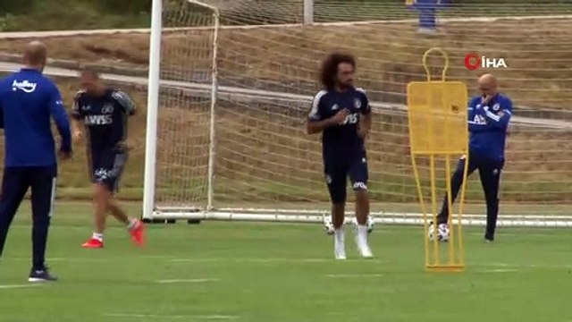 Sadık Çiftpınar form tutuyor