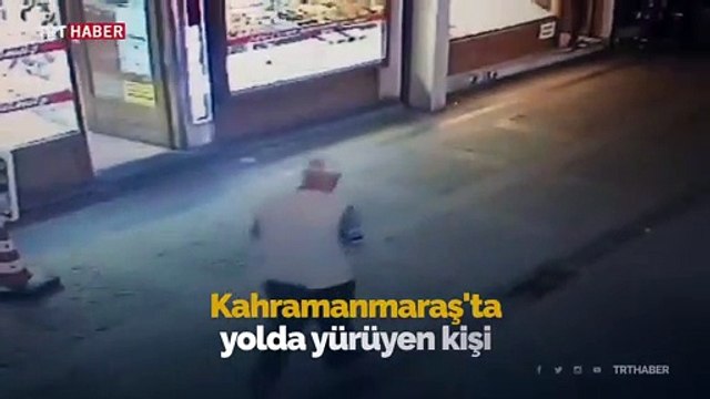Yolda bulduğu maskeyi alıp yüzüne taktı