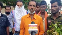 शाजापुर: कलेक्ट्रेट में किसानों ने सोयाबीन लेकर दिया धरना