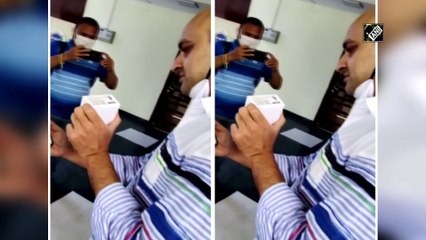 हरियाणा के पंचकुला में सोनू सूद ने स्कूली छात्रों को बांटे स्मार्टफोन