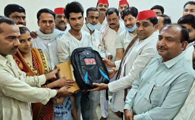 सपा द्वारा 50 विद्यार्थियों को बांटे गए लैपटॉप