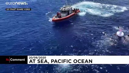 ABD'li denizciler, yaklaşan köpek balığından açılan ateşle kurtuldu