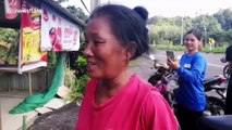 Snake catcher grabs king cobra with his bare hands