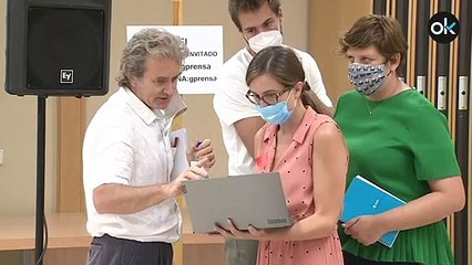 El gurú anti-Covid Simón no respeta sus medidas: habla sin distancia y con la mascarilla en la oreja