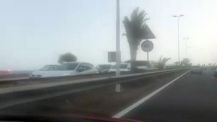 Numerosas quejas por el cierre del aparcamiento de Las Teresitas