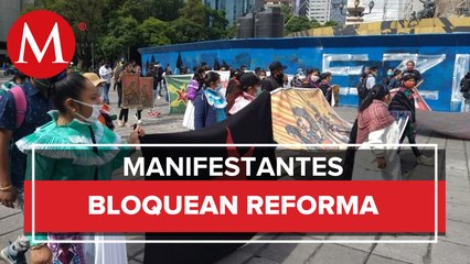 Manifestantes protestan en el Ángel de la Independencia, en Reforma