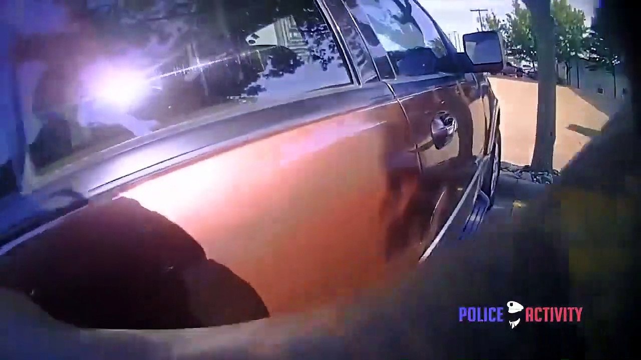 Un policier brise la vitre d'une voiture pour sortir un bébé laissé dedans  en plein soleil