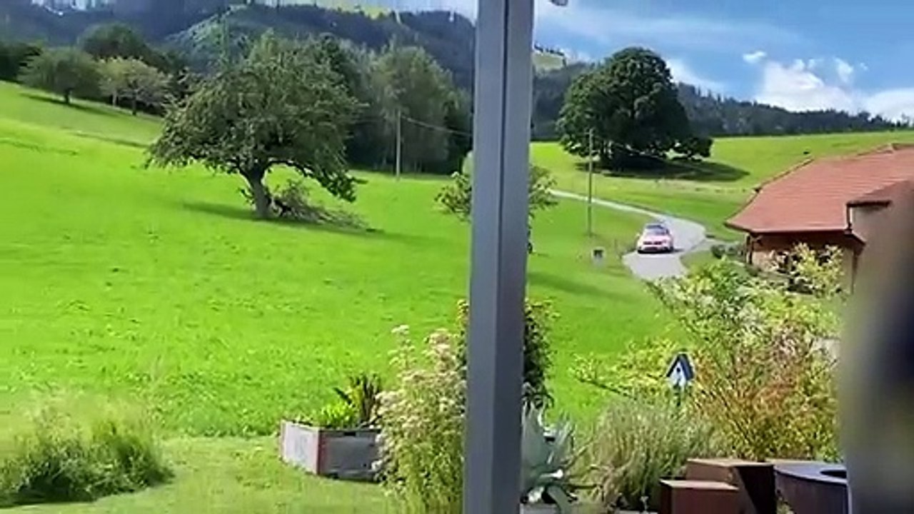 Quand un motard poursuivit par la police prend la fuite dans les champs