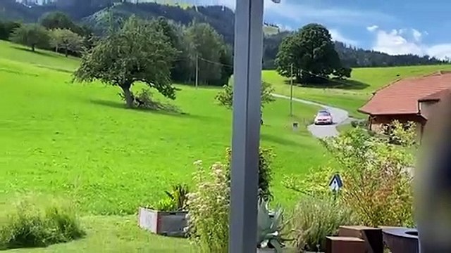 Quand un motard poursuivit par la police prend la fuite dans les champs