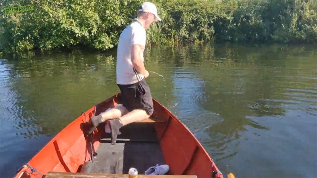 Troller son pote en train de pisser depuis une barque