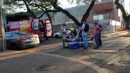 Ciclista fica ferido em colisão com caminhão no Centro de Cascavel