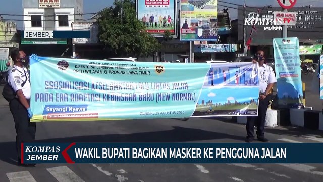 Tingkatkan Disiplin Bermasker, Wakil Bupati Jember Ikut Bagikan Masker ke Pengguna Jalan