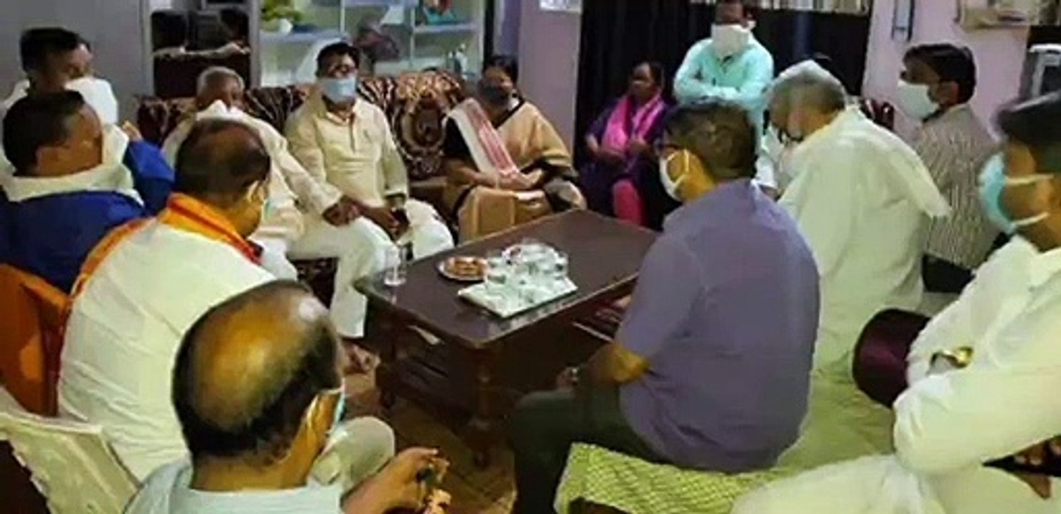 इटावा: पूर्व प्रवक्ता से मुलाकात करने पहुंची सदर विधायक