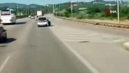 Bisikletiyle trafikte araca tutunarak gitti, ölümden döndü