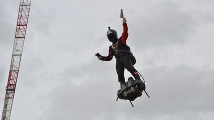 Franky Zapata vole au-dessus de l'Arena Futuroscope ! 