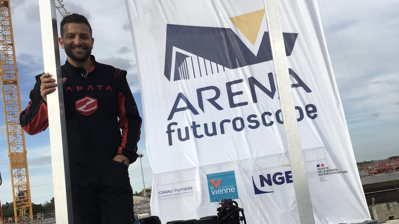 Pose de la 1ère pierre de l'Arena Futuroscope