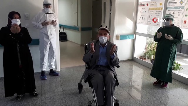 83 yaşında Korona virüsü yendi...Hastaneden dualarla çıktı