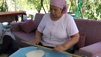 Kış mevsiminin vazgeçilmezi 'Erişte' imece usulü ile hazırlanıyor