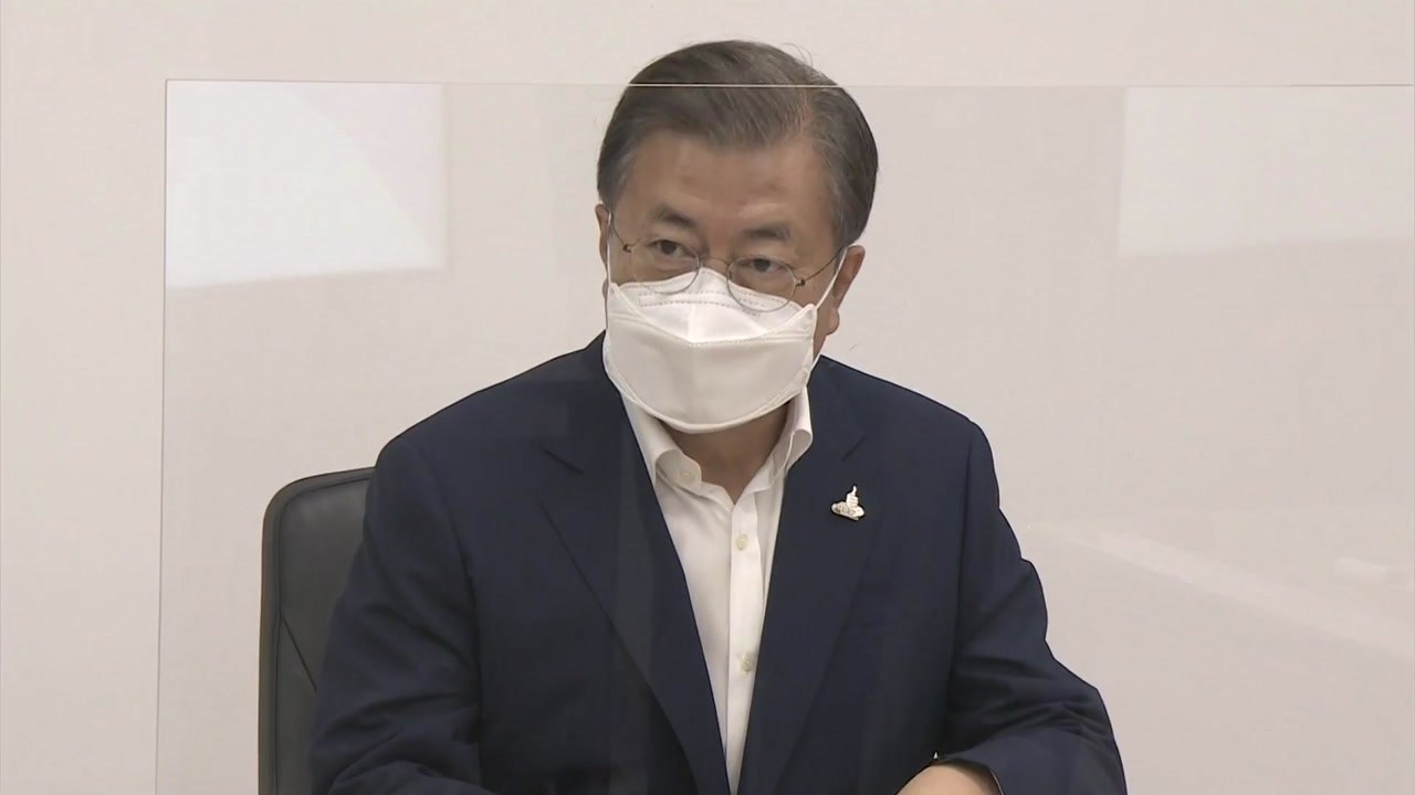 문 대통령 "3단계 격상, 신중히 검토할 문제...일부 무책임한 집단 때문에 상황 악화" / YTN