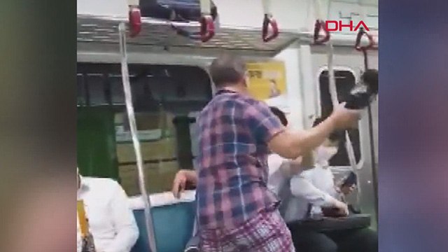 Güney Kore'de 'maske tak' uyarılarına öfkelenen kişi terlikle yolculara saldırdı