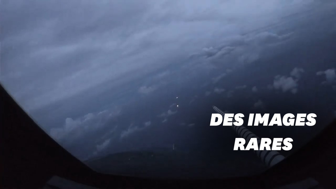 Cet avion vole à travers l'œil de l'ouragan Laura