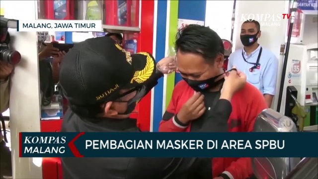 Pembagian Masker Untuk Warga Yang Lakukan Transaksi Non Tunai di SPBU