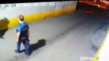 Polis ve bekçi yumruk yumruğa birbirine girdi!