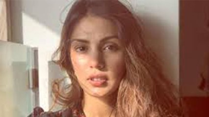 Rhea Chakraborty ने हिंट से हुआ बड़ा खुलासा, ड्रग मामले बॉलीवुड में बड़े नाम शामिल |FilmiBeat