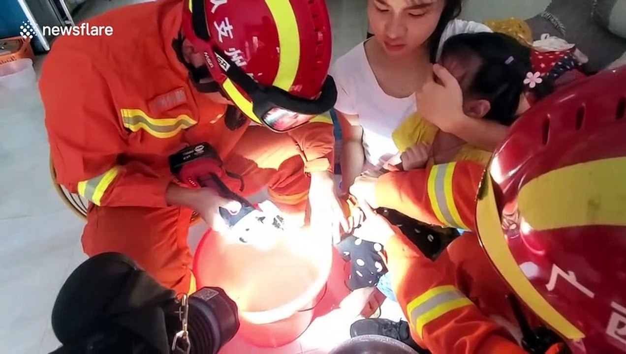 Chinese firemen free girl's hand from flask