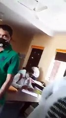 शाहजहांपुर: ऑडिट के नाम पर शिक्षकों से घूस लेने का वीडियो वायरल