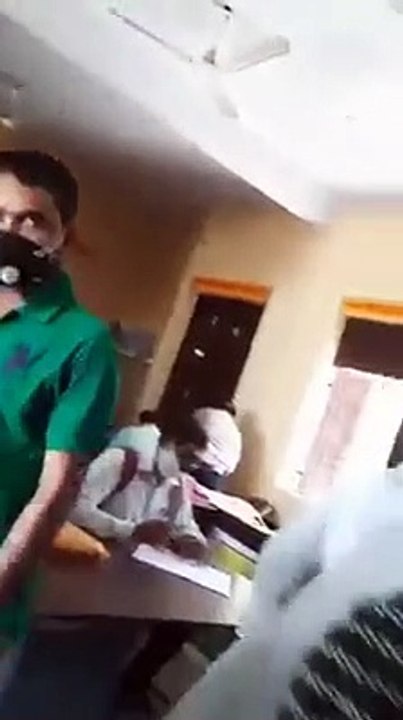 शाहजहांपुर: ऑडिट के नाम पर शिक्षकों से घूस लेने का वीडियो वायरल