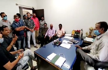 निजी स्कूल के खिलाफ डीईओ कार्यालय में हंगामा