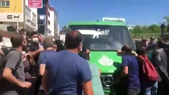 Ebru Timtik'in cenazesine biber gazlı polis müdahalesi