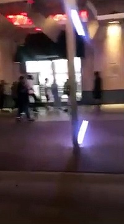 Un policier reçoit un couvercle de poubelle dans la tête