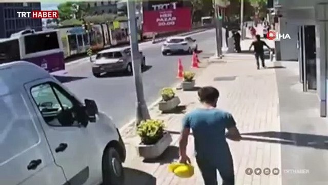 Tramvayın halk otobüsüne çarpma anı kameralara yansıdı