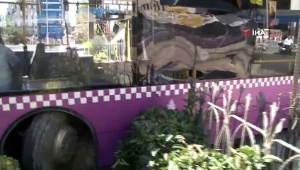 Tramvay otobüse çarptı: 2 yaralı