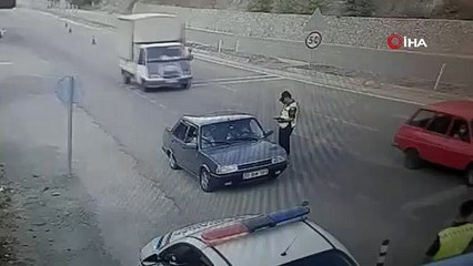 Dikkatsiz sürücü jandarmayı eziyordu