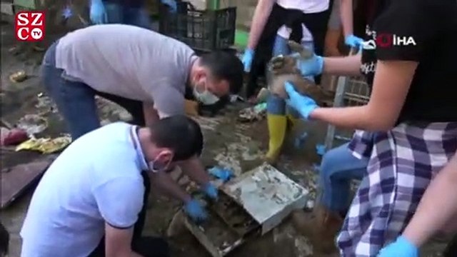 Paralarını çamur içerisinde buldu, suyla yıkadı