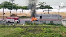 Carro incendiado na orla de Vila Velha